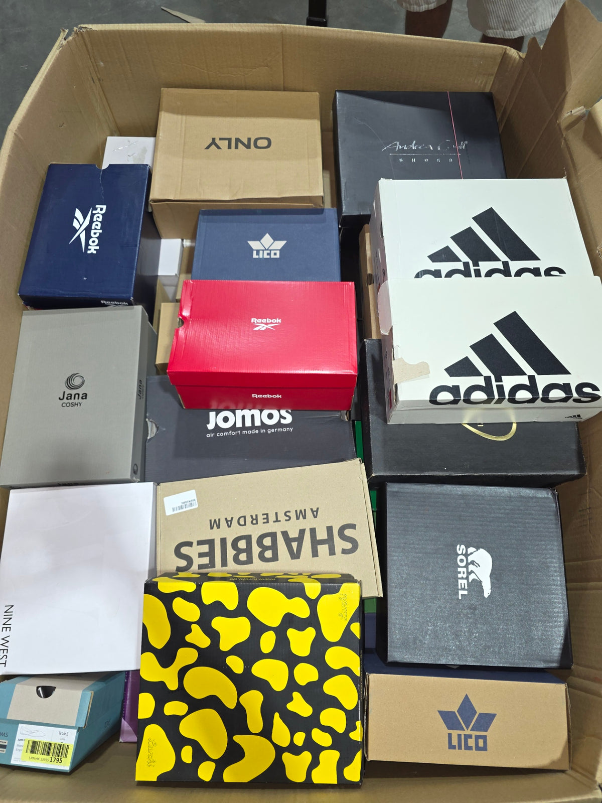 100 Paar Markenschuhe Palette | Nike, adidas, Reebok, Tamaris | B2B Händlerposten (Neuware)
