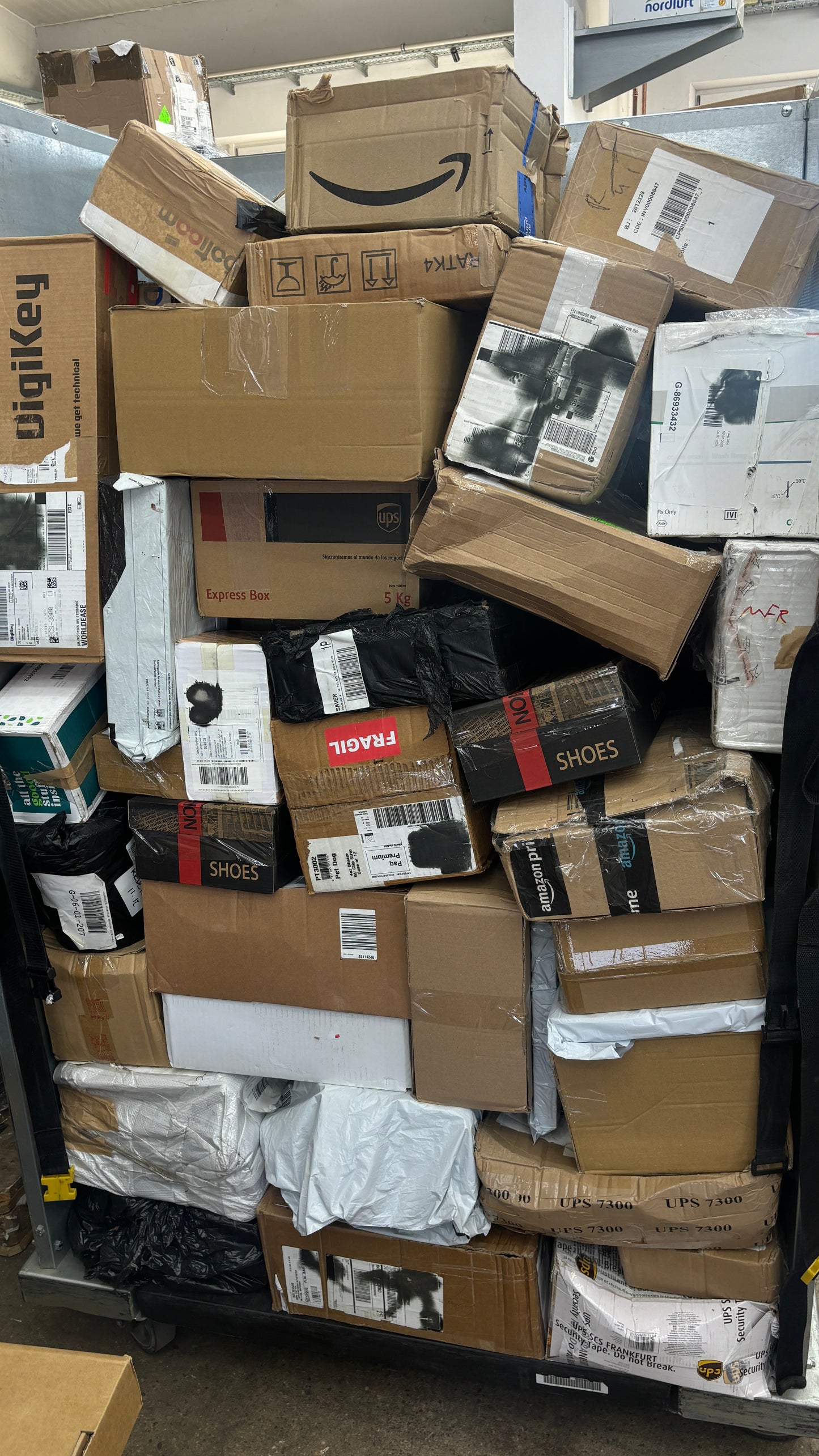 1x Rollwagen mit unzustellbaren Annahmeverweigerten Retouren Boxen